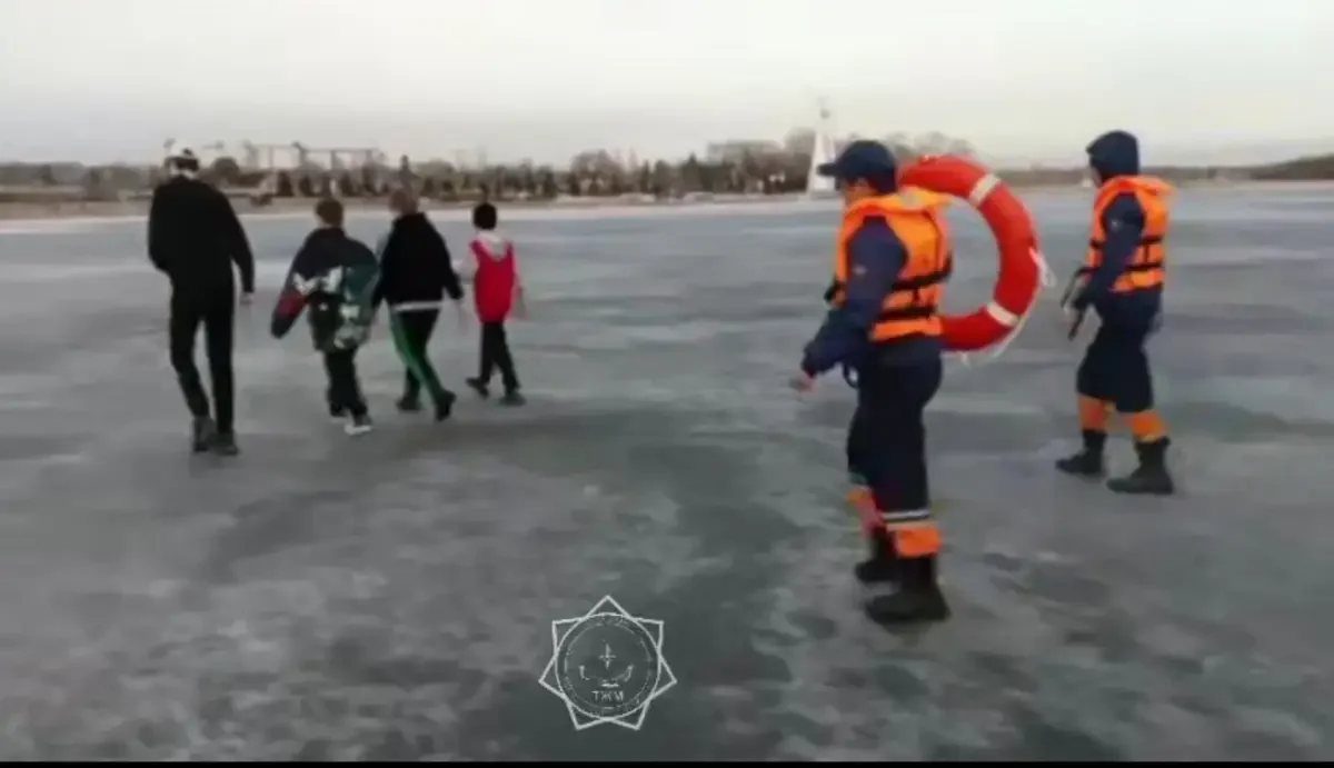 Петропавлда төрт жасөспірім мұз астына түсіп кете жаздады