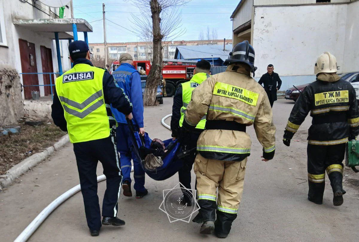 Мужчину без сознания с ожогами спасли при пожаре в Кокшетау (ВИДЕО)
