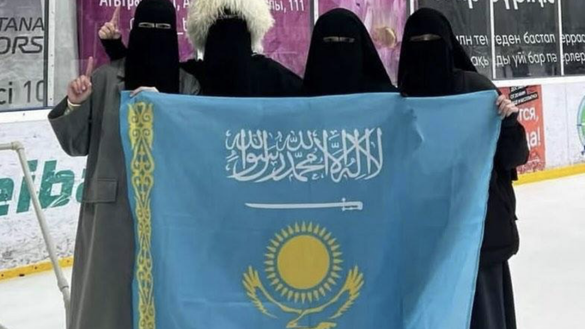 Атырауда Ту ұстап, тұмшаланып суретке түскендерге сот үкім шығарды