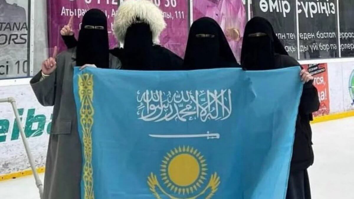 Стало известно, как наказали атырауских девушек, осквернивших государственный флаг