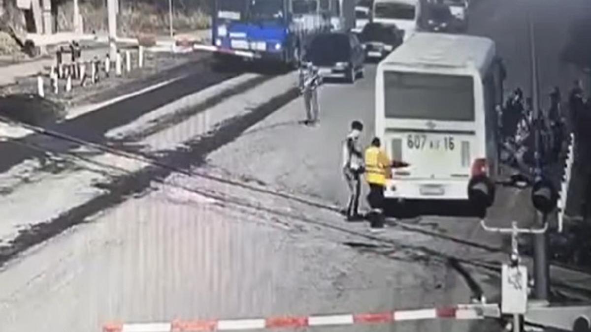 Автобус заглох на рельсах и едва не столкнулся с поездом в Усть-Каменогорске (видео)