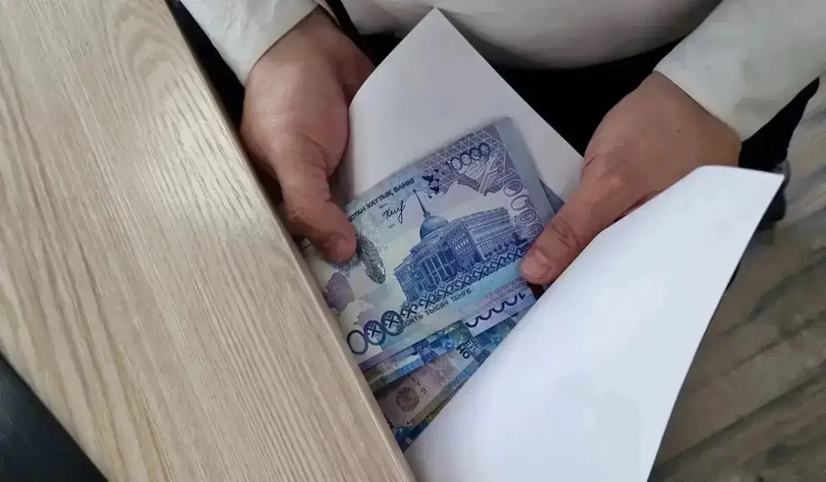 Жамбыл облысында шенеунік жүк көлік иелерінен бірнеше рет ірі көлемде пара алғаны үшін сотталды