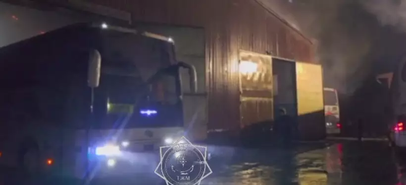 Ночной пожар охватил бокс с рейсовыми автобусами в Семее