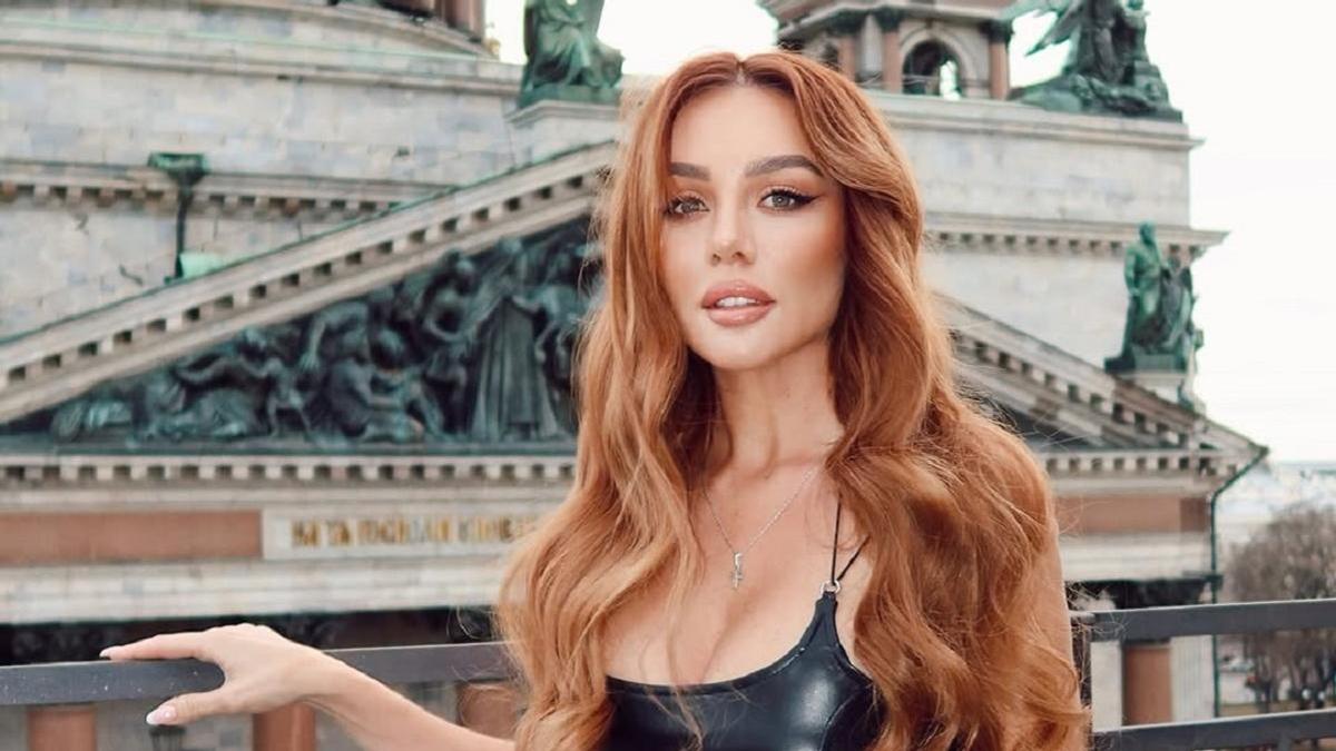 Анна Седокова в кожаном платье устроила эффектную фотосессию в Петербурге