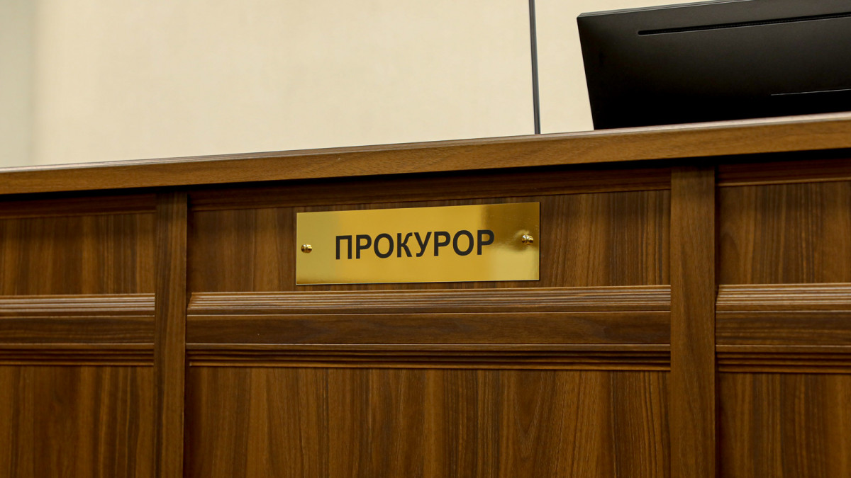 Пара алуға делдал болған қызметкер сотталды
