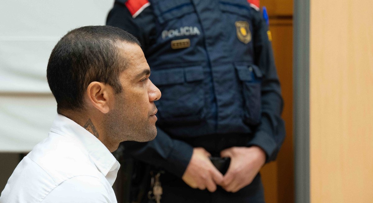 Дани Алвес хочет отсудить миллионы евро за 14 месяцев в тюрьме. Он оправдан по делу об изнасиловании