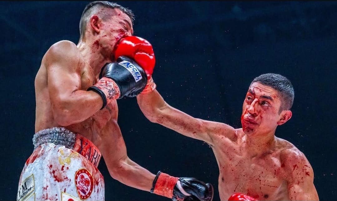 Жылдың қанға толы жекпе-жегі: Ябуки 12-раундта нокаутпен жеңіске жетіп, қос салмақта чемпион атанды (ВИДЕО)