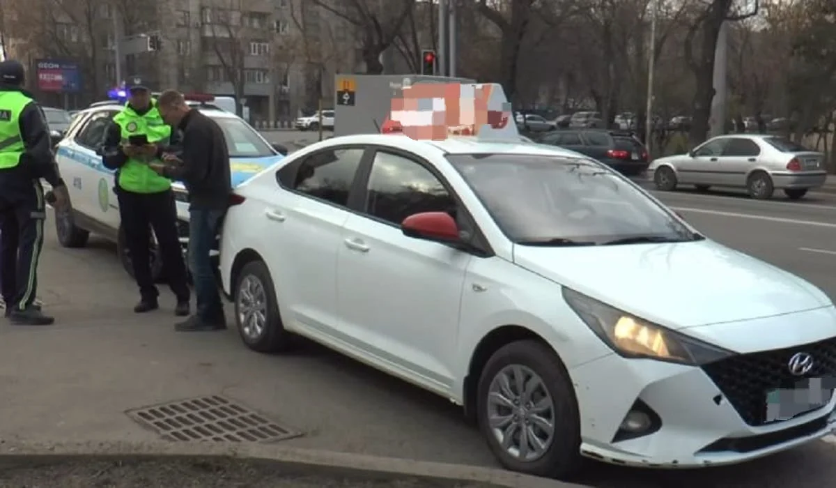 Алматыда көлігіне жарнама құрылғысын орнатқан жүргізушілер жазаланды