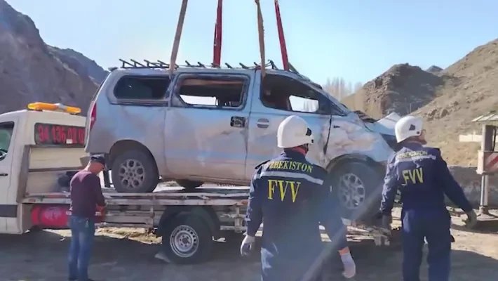 Водитель выжил после падения машины в кювет на перевале «Камчик»
