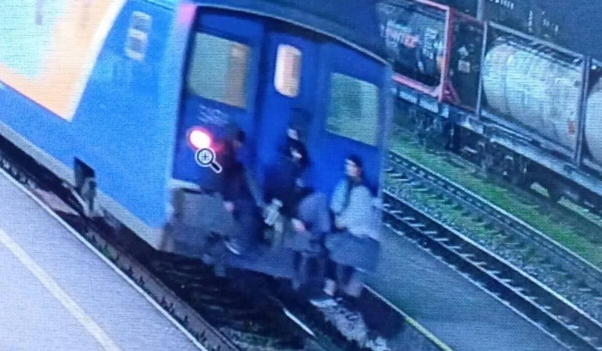 Три пьяных подростка зацепились за поезд в Шымкенте: наказали их родителей