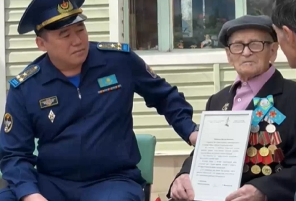 Алматыда әскери қызметшілер соғыс ардагерін құттықтады