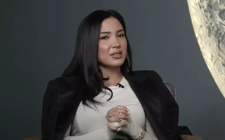 «Ұятсыз жерлерін жібереді, шошып кетемін»: Атышулы блогер өзіне келетін хаттарды көрсетті