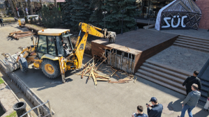 Алматыда қала орталығындағы кафенің кірберісі бұзылуда