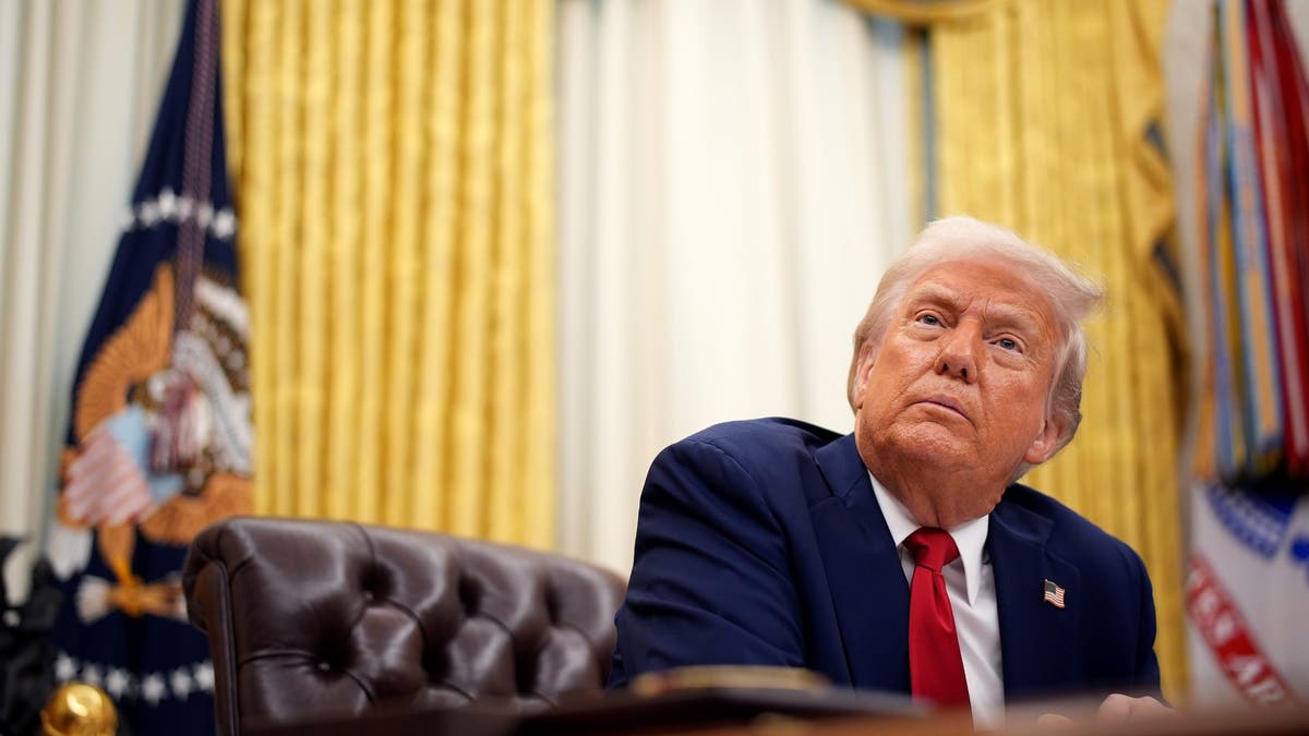 Трамп сталкивается с судьей Боасбергом из-за рейсов по депортации мигрантов, нарушающих судебный приказ.