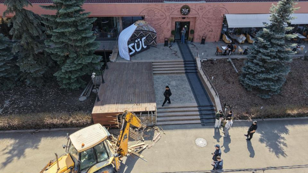 В Алматы сносят незаконную постройку возле кафе