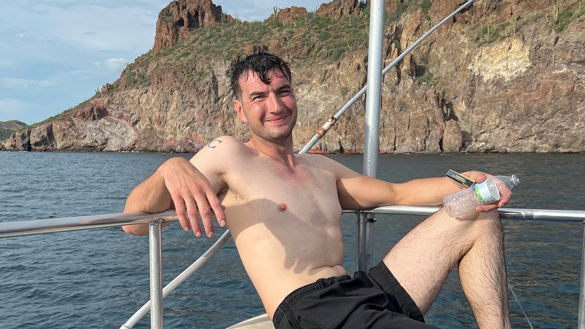 Отец погибшего ветерана морской пехоты, убитого в Мексике, выразил похвалу администрации Трампа за санкции против картеля Синалоа: "Ощутимый" импульс.