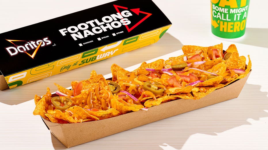 Сеть ресторанов Subway запускает акцию по продаже ограниченной серии Footlong Nachos с чипсами Doritos.