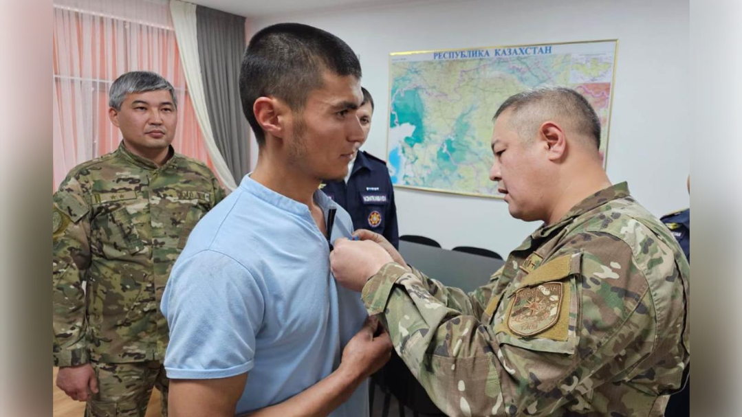 Житель Тараза спас людей из горящего авто и получил медаль за отвагу