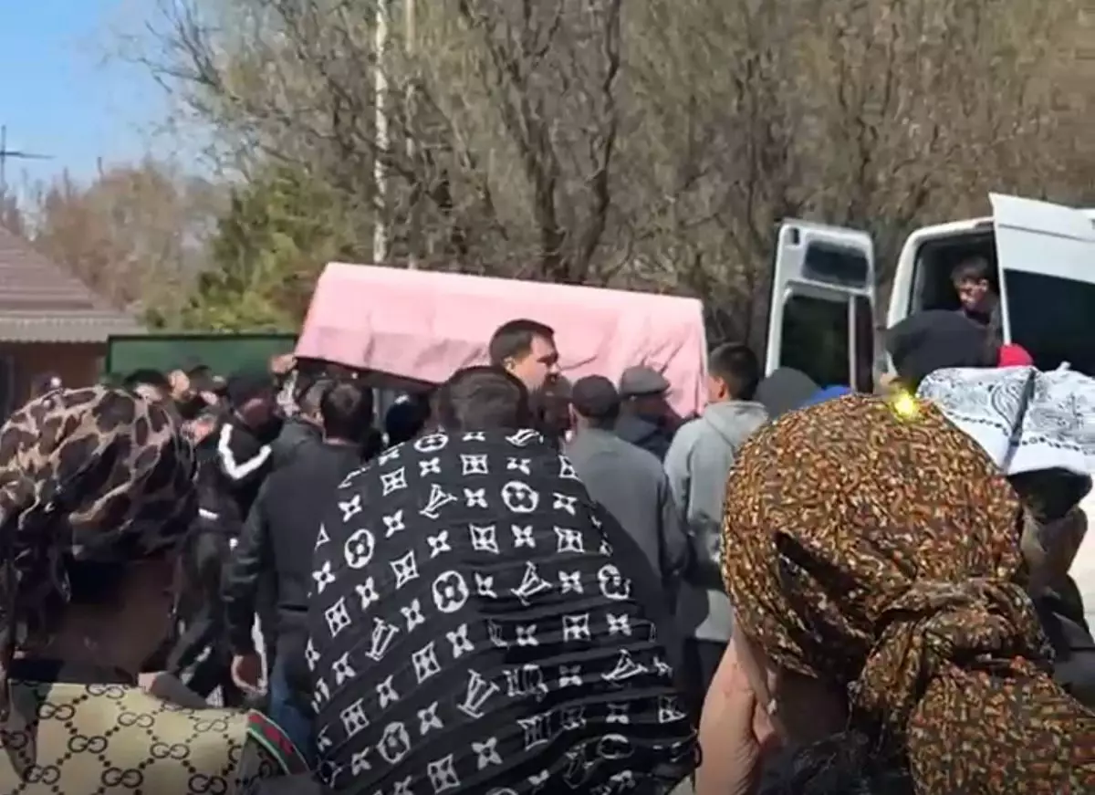Автобустан қорқып жүк көлігінің астына түсті: Қаза болған 7 жасар Айзеренің туыстары автобус жүргізушісін жазалауды сұрайды