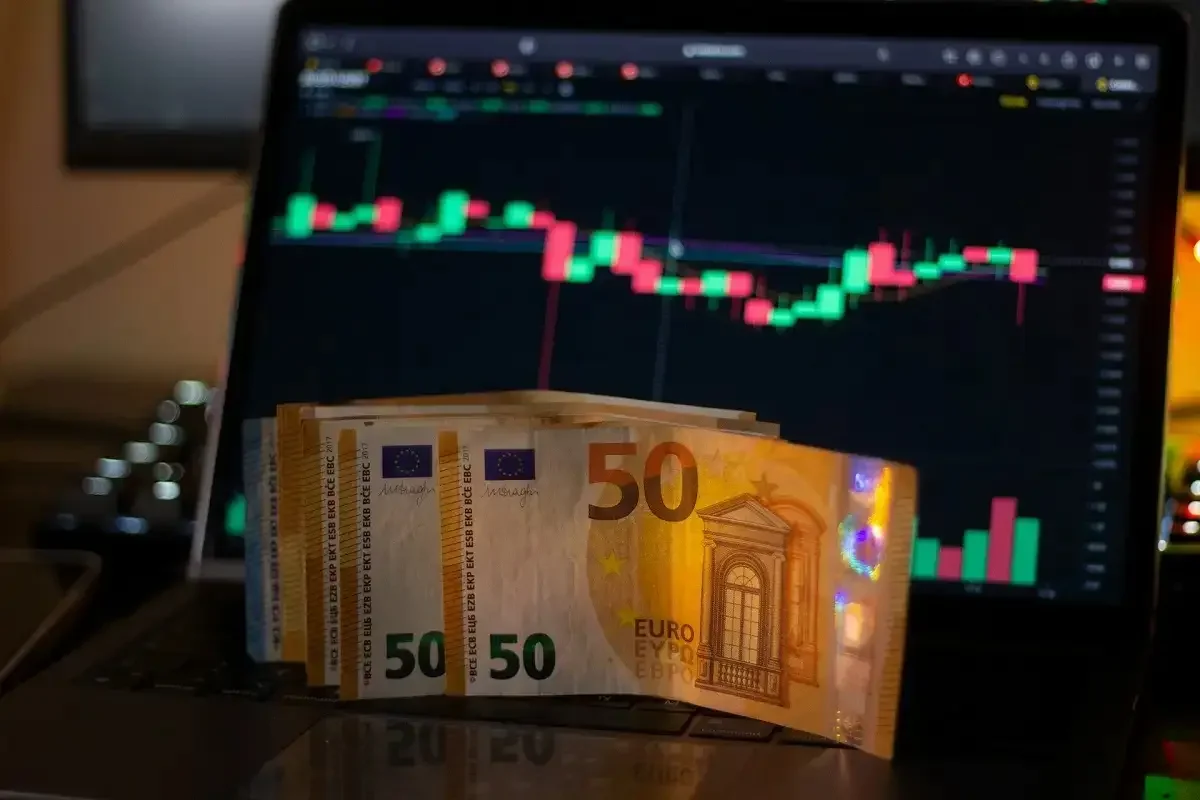 Курс доллара и евро в обменниках Алматы 4 апреля 2025