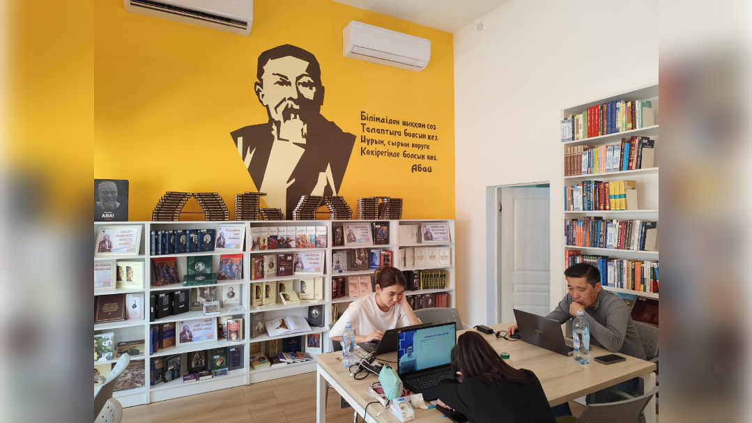 «Если алматинец не идет в библиотеку, то библиотека придет к нему сама!». Новые проекты реализуются в самом читающем городе Казахстана