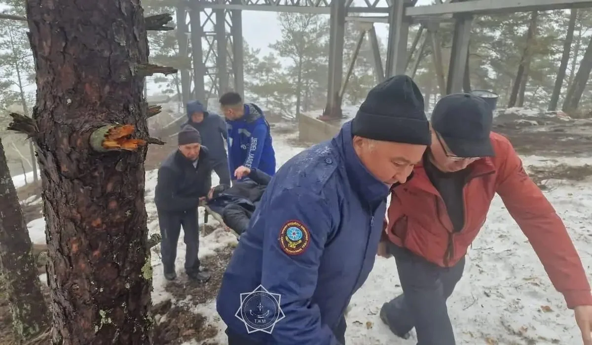Бурабайда ер адам тау шатқалына құлап кеткен: оны құтқару оңайға соққан жоқ