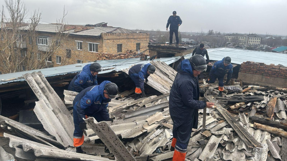 Штормовой ветер сносит крыши и автомобили в Карагандинской области: спасатели сделали заявление