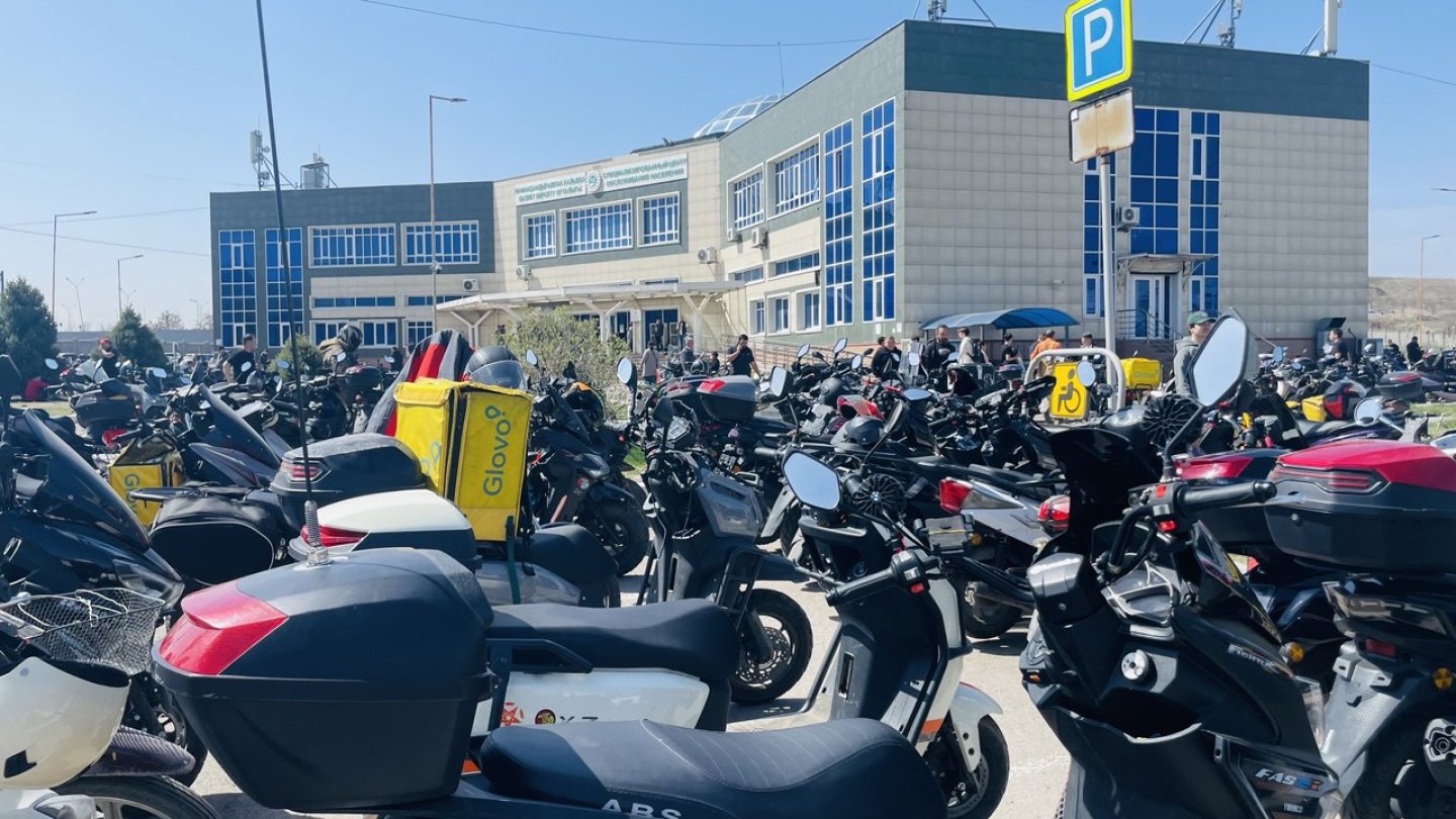 Как в алматинском автоЦОНе прошёл последний день перед обязательной регистрацией мопедов