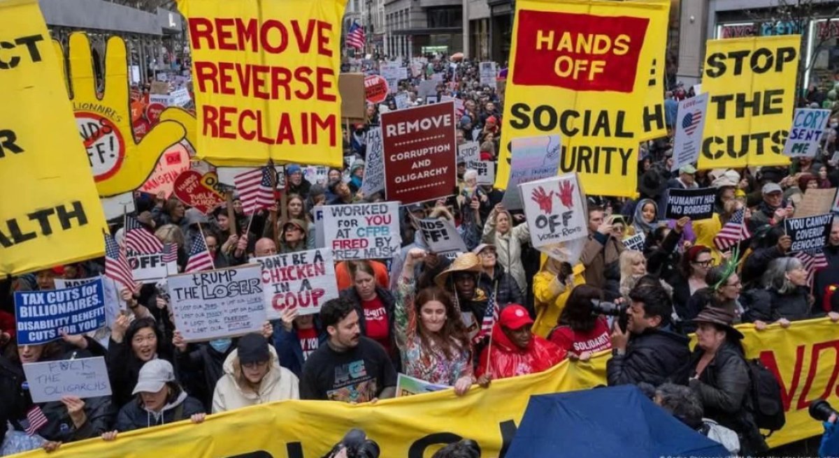 АҚШ-та Трамп пен Маскқа қарсы жаппай митинг өтіп жатыр