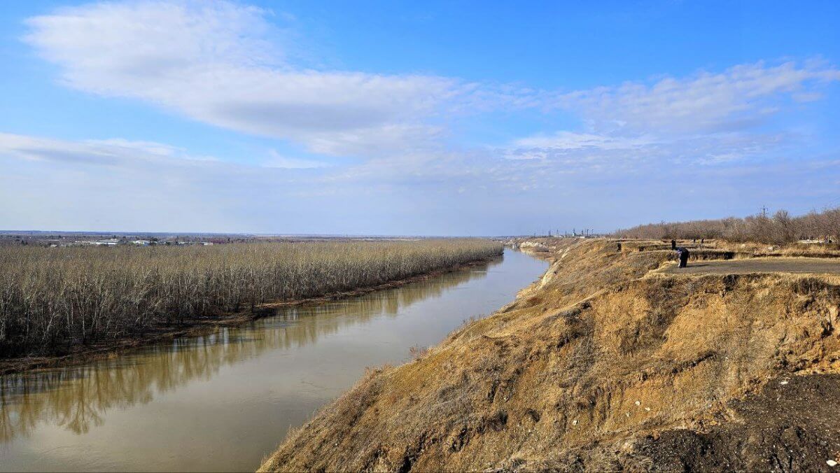 Уровень воды в водоемах СКО продолжает расти: в Петропавловске — пик первой волны