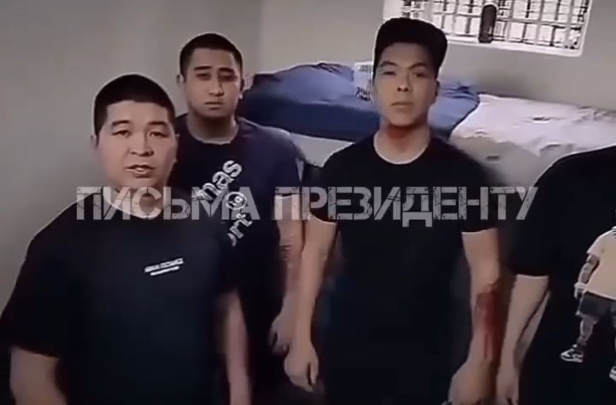 «Асылып өлеміз»: Алматы облысында қамауда отырған жігіттер аштыққа шыдамай өздерін тілгілеп тастады