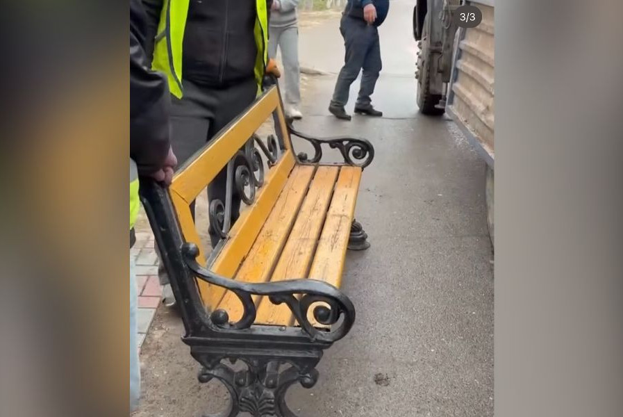 Установка изношенных скамеек на набережной возмутила атыраусцев