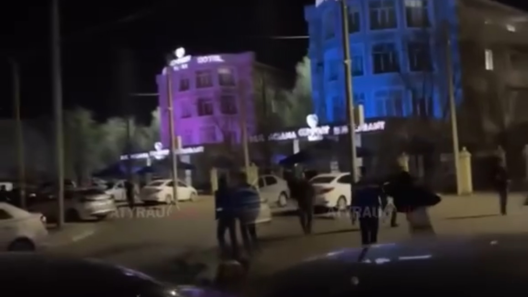 Атырауда бес адам жігітті аяусыз соққыға жықты (ВИДЕО)