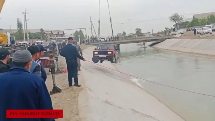 Автомобиль вылетел в канал в Наманганской области, водитель спасся