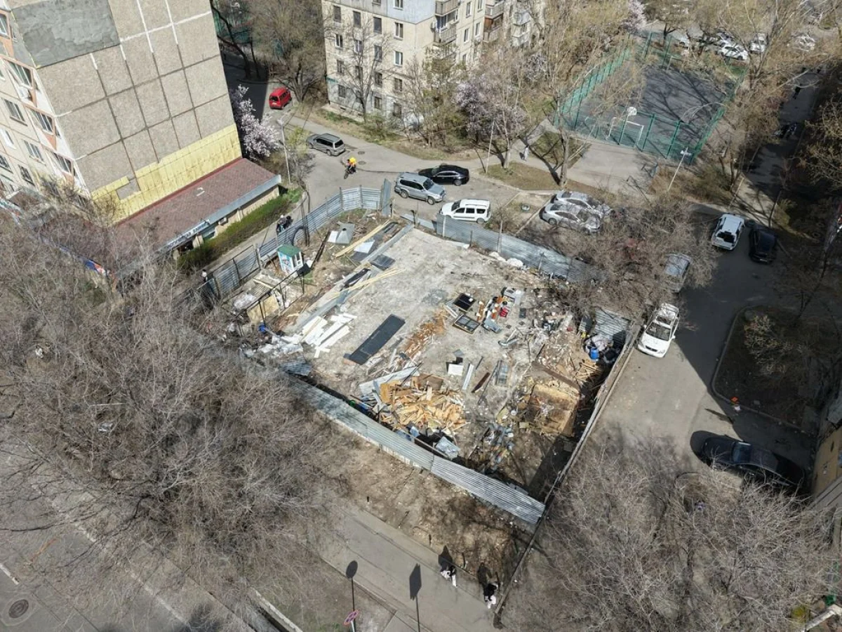 Алматыда сот шешімімен аяқталмаған құрылыс нысаны бұзылып жатыр