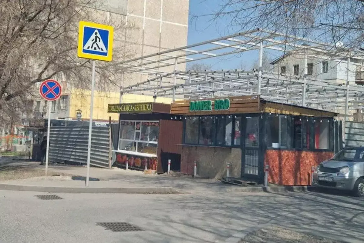 Алматыда сот шешімімен тағы бір құрылыс нысаны бұзылып жатыр