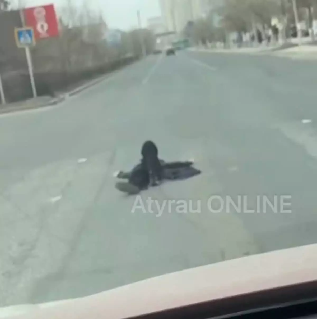 Женщина легла на дорогу и показывала неприличные жесты в Атырау