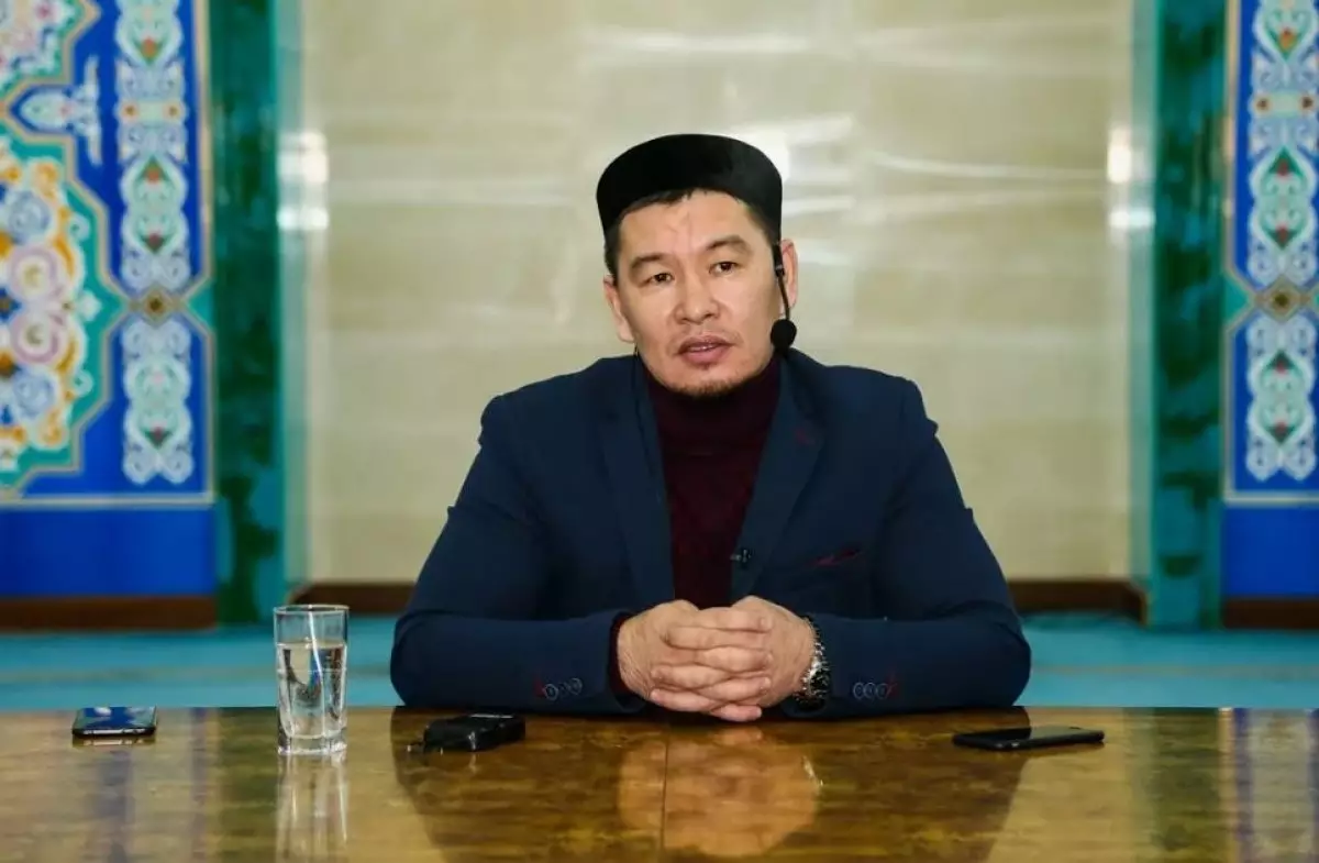 «Медресеге садақа деп зарлап жүр еді»: Танымал уағызшы зәулім мейрамхана ашып алған(ВИДЕО)