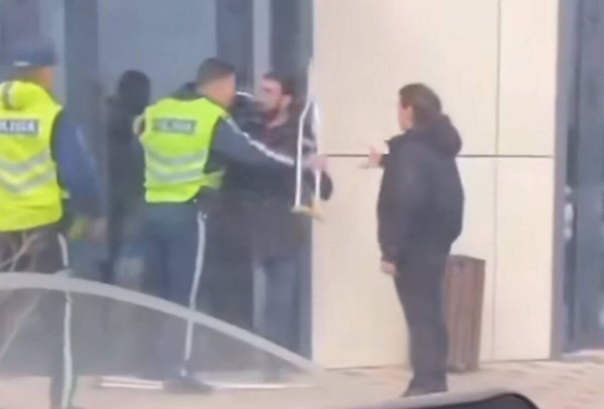 Конфликт полицейского и мужчины с инвалидностью сняли на видео в Астане