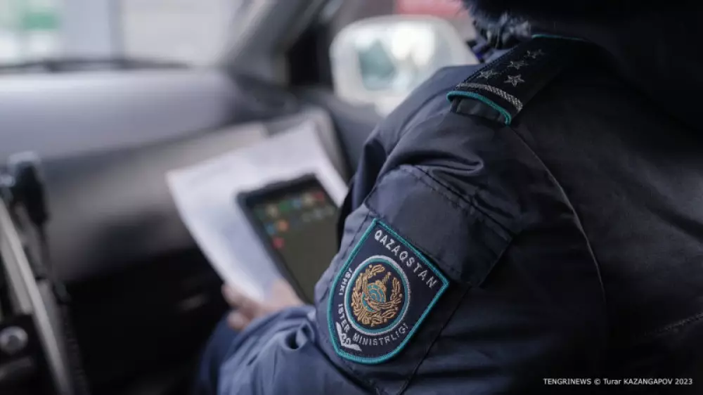 Казахстанец “прокатил“ полицейского на капоте и пожалел