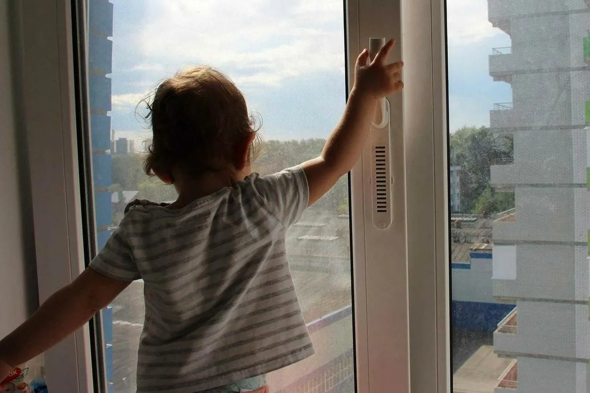 Бас сүйегі, білегі сынған: Ақтауда сәбилердің терезеден құлауы көбейді
