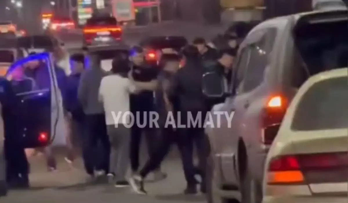 Мотоциклист сбил насмерть двух дорожных рабочих в Алматы (ВИДЕО)