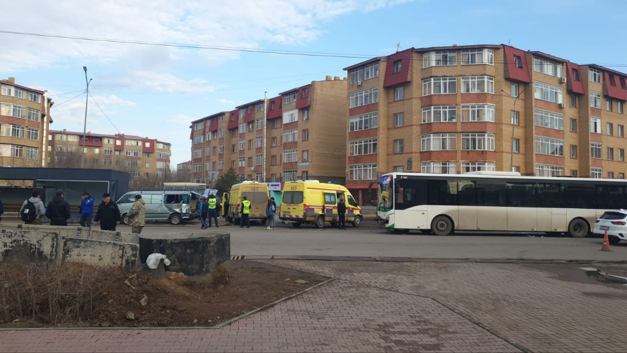 Жантүршігерлік жағдай: Қосшыда балабақшаға бара жатқан 7 бала ауыр жол апатына түсті