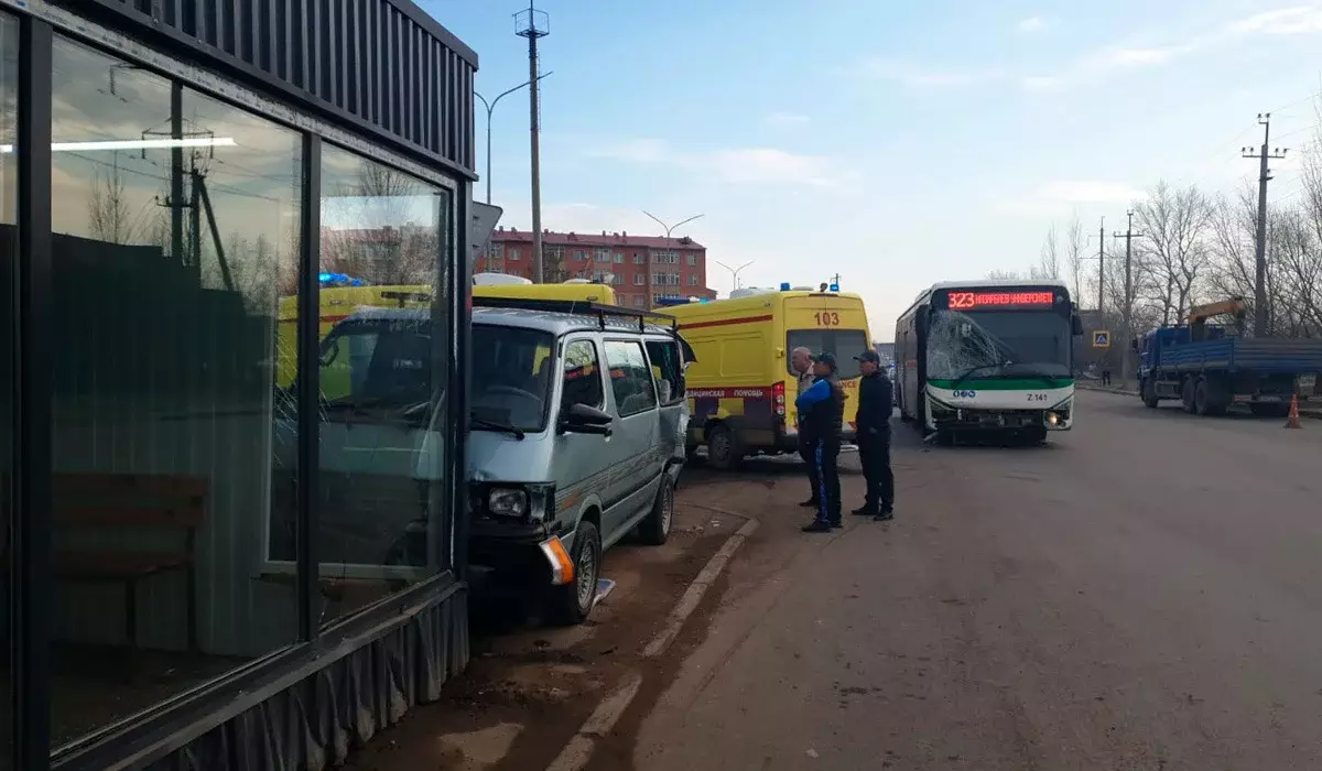 Қосшыда балалар мінген көлік аялдамаға соғылды