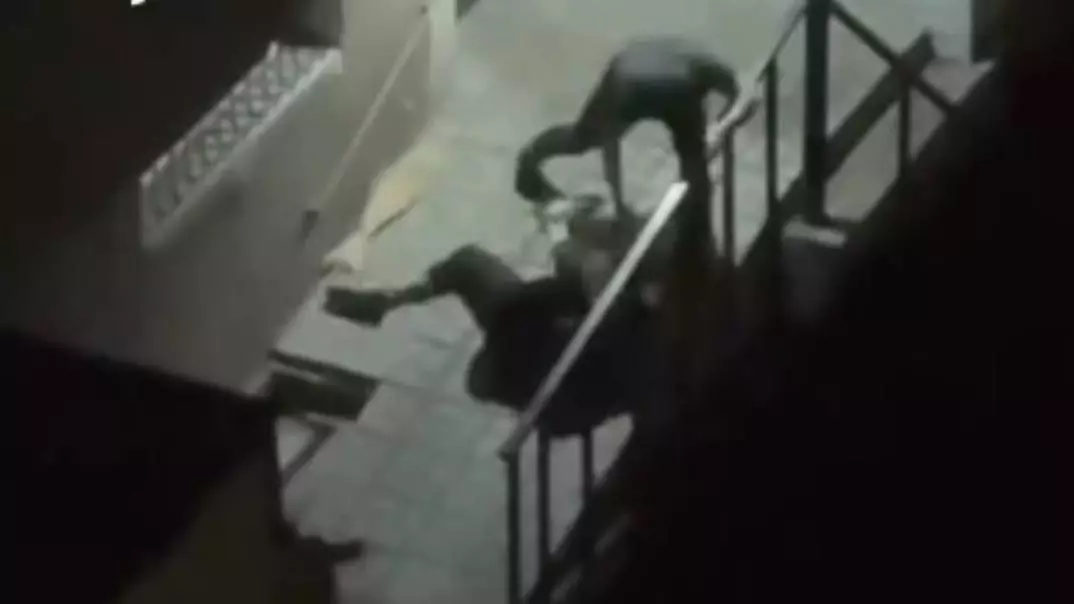 Алматыда ер адамды дубинкамен ұрып жатқан видео тарады