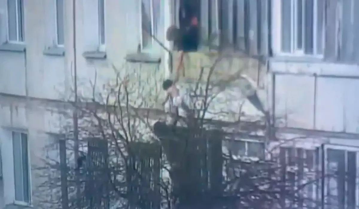 Спасение семьи с малышами из огненной ловушки попало на видео в Кокшетау