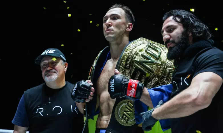 Супертяж нокаутировал чемпиона одним ударом. Видео