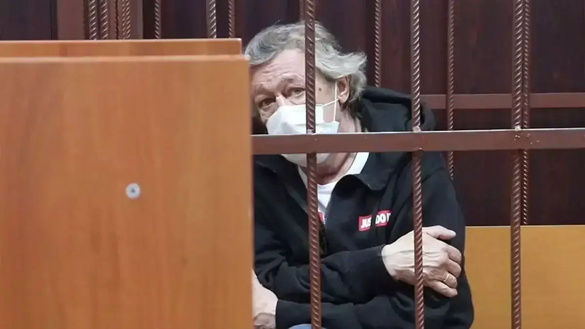 Михаил Ефремов вышел на свободу и возвращается в Москву
