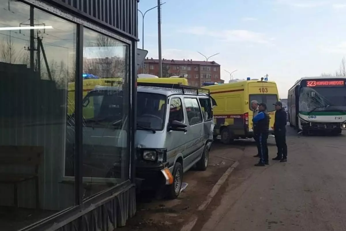 Автобус с малышами врезался в остановку в Косшы: один ребенок в реанимации