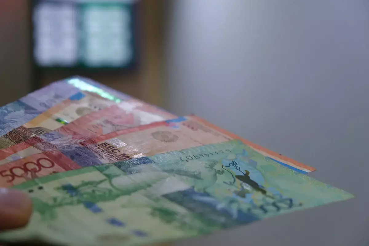 Тенге продолжает терять позиции